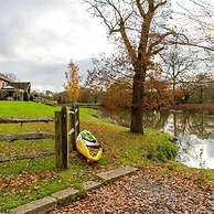 Serene Riverside 6BR Luxury Retreat in Curdridge