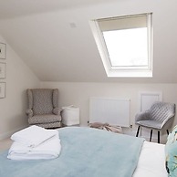 Serene Riverside 6BR Luxury Retreat in Curdridge