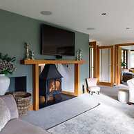 Serene Riverside 6BR Luxury Retreat in Curdridge