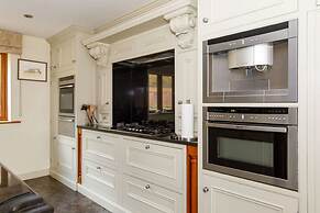 Serene Riverside 6BR Luxury Retreat in Curdridge