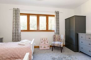 Serene Riverside 6BR Luxury Retreat in Curdridge