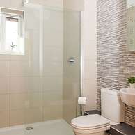 Serene Riverside 6BR Luxury Retreat in Curdridge