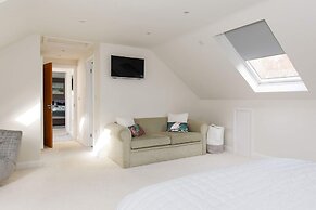 Serene Riverside 6BR Luxury Retreat in Curdridge