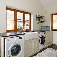 Serene Riverside 6BR Luxury Retreat in Curdridge