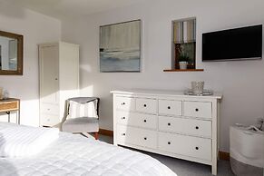 Serene Riverside 6BR Luxury Retreat in Curdridge