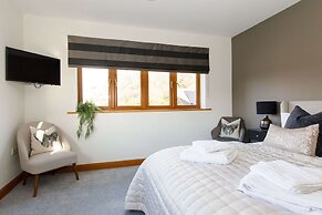 Serene Riverside 6BR Luxury Retreat in Curdridge