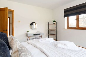 Serene Riverside 6BR Luxury Retreat in Curdridge