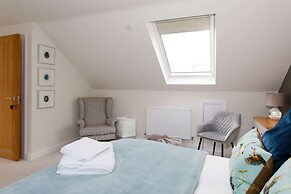 Serene Riverside 6BR Luxury Retreat in Curdridge