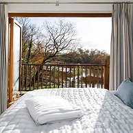 Serene Riverside 6BR Luxury Retreat in Curdridge