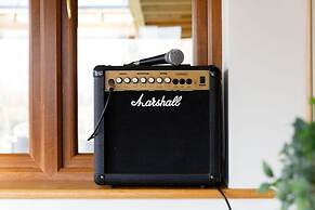 Serene Riverside 6BR Luxury Retreat in Curdridge