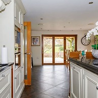 Serene Riverside 6BR Luxury Retreat in Curdridge