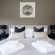 Serene Riverside 6BR Luxury Retreat in Curdridge