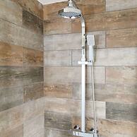 Serene Riverside 6BR Luxury Retreat in Curdridge