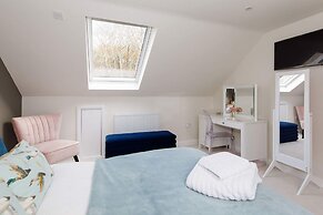 Serene Riverside 6BR Luxury Retreat in Curdridge