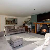 Serene Riverside 6BR Luxury Retreat in Curdridge