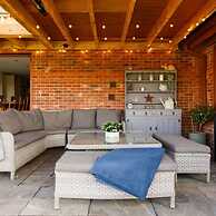 Serene Riverside 6BR Luxury Retreat in Curdridge