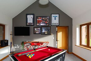 Serene Riverside 6BR Luxury Retreat in Curdridge