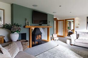 Serene Riverside 6BR Luxury Retreat in Curdridge