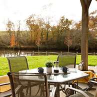 Serene Riverside 6BR Luxury Retreat in Curdridge