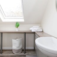 Serene Riverside 6BR Luxury Retreat in Curdridge