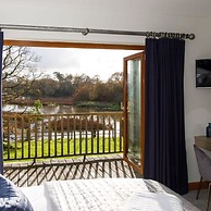 Serene Riverside 6BR Luxury Retreat in Curdridge