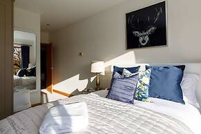 Serene Riverside 6BR Luxury Retreat in Curdridge