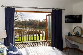 Serene Riverside 6BR Luxury Retreat in Curdridge