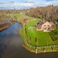 Serene Riverside 6BR Luxury Retreat in Curdridge