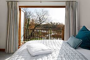Serene Riverside 6BR Luxury Retreat in Curdridge