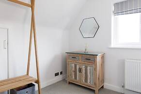 Coastal Retreat for 6 Close to Beaches