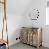 Coastal Retreat for 6 Close to Beaches