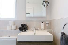 Coastal Retreat for 6 Close to Beaches