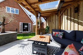 Coastal Retreat for 6 Close to Beaches