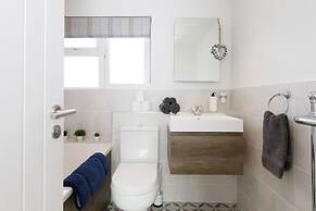 Coastal Retreat for 6 Close to Beaches