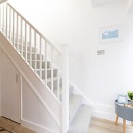 Coastal Retreat for 6 Close to Beaches