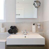 Coastal Retreat for 6 Close to Beaches