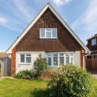 Coastal Retreat for 6 Close to Beaches