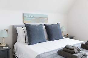 Coastal Retreat for 6 Close to Beaches