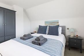 Coastal Retreat for 6 Close to Beaches