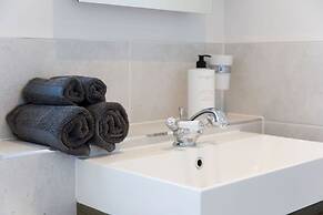 Coastal Retreat for 6 Close to Beaches