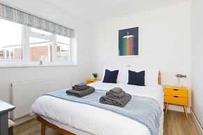 Coastal Retreat for 6 Close to Beaches