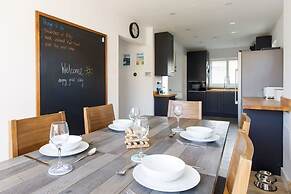 Coastal Retreat for 6 Close to Beaches