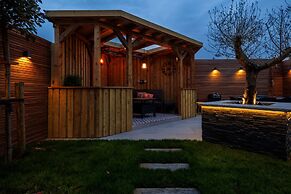 Coastal Retreat for 6 Close to Beaches