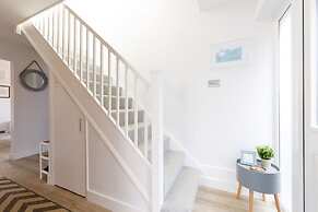 Coastal Retreat for 6 Close to Beaches