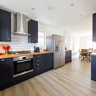 Coastal Retreat for 6 Close to Beaches