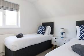 Coastal Retreat for 6 Close to Beaches