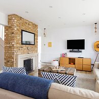 Coastal Retreat for 6 Close to Beaches