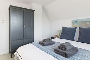 Coastal Retreat for 6 Close to Beaches