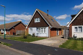 Coastal Retreat for 6 Close to Beaches