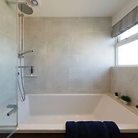 Coastal Retreat for 6 Close to Beaches